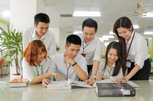 nen-hoc-dai-hoc-hay-hoc-nghe